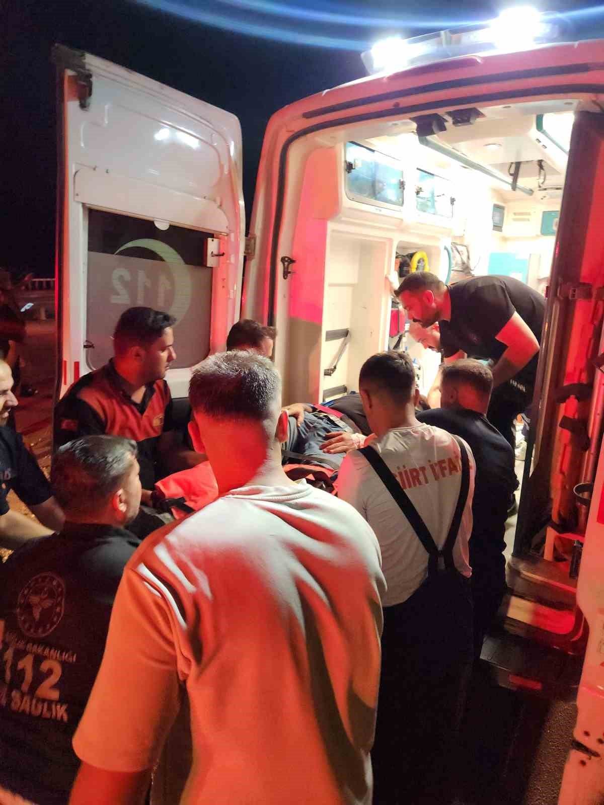 Siirt’te pikap bariyerlere ok gibi saplandı: 2 yaralı 11 siirtte pikap bariyerlere ok gibi saplandi 2 yarali 7 dsqlRQ52