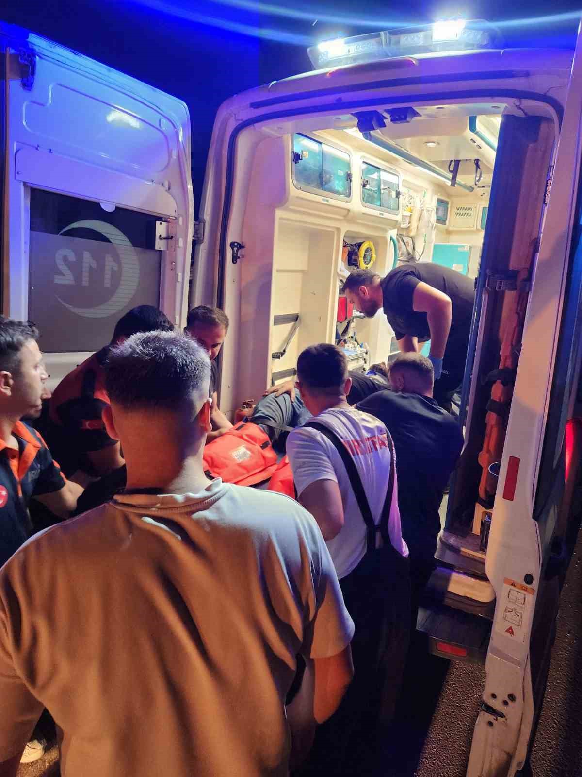 Siirt’te pikap bariyerlere ok gibi saplandı: 2 yaralı 12 siirtte pikap bariyerlere ok gibi saplandi 2 yarali 8 RQ44G4bF