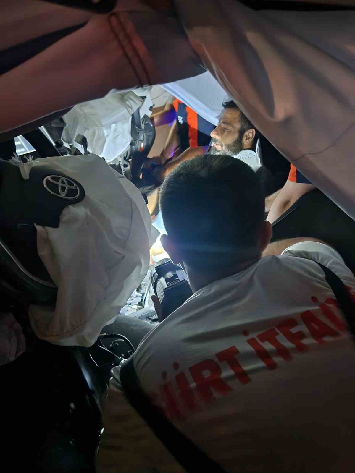 Siirt’te pikap bariyerlere ok gibi saplandı: 2 yaralı 13 siirtte pikap bariyerlere ok gibi saplandi 2 yarali 9 eKPmIJKR