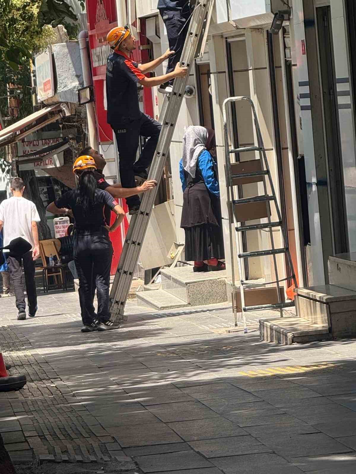 siirtte reklam panosuna sikisan yavru kedi afad ekiplerince kurtarildi 1 gvyqE3Od