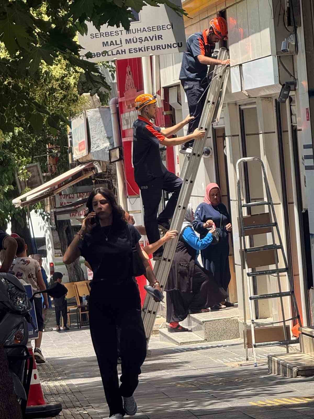 siirtte reklam panosuna sikisan yavru kedi afad ekiplerince kurtarildi 2 P2kOc6Z6