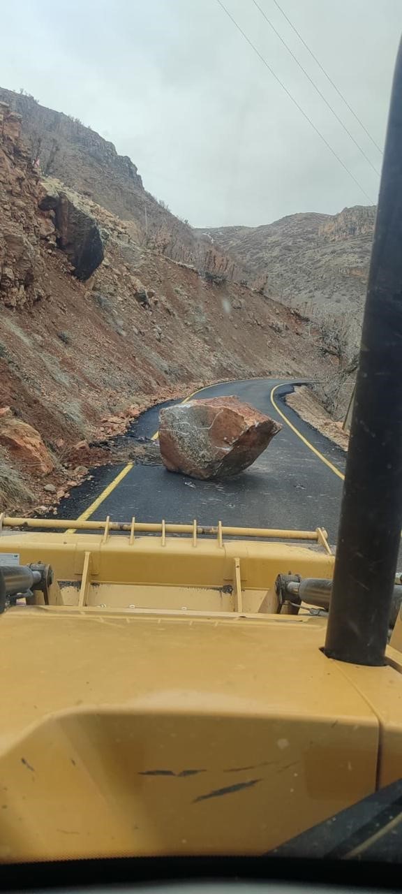siirtte saganak yagis kayalari yola devirdi ekipler yolu ulasima acti 2