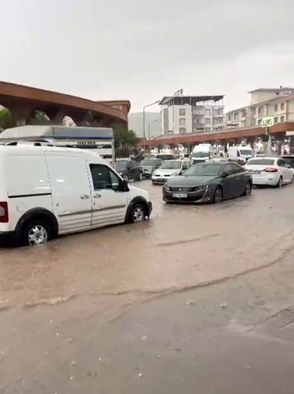 siirtte saganak yagis sele neden oldu is yerleri ve seralar zarar gordu 0 ZgVXRisj