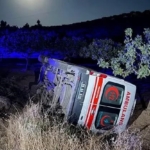siirtte-saglikcilar-devrilen-ambulansta-kazayi-yara-atmadan-atlatti-93t1sEL5.jpg