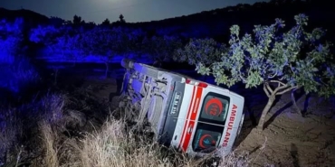 siirtte-saglikcilar-devrilen-ambulansta-kazayi-yara-atmadan-atlatti-93t1sEL5.jpg
