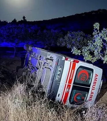 siirtte-saglikcilar-devrilen-ambulansta-kazayi-yara-atmadan-atlatti-93t1sEL5.jpg