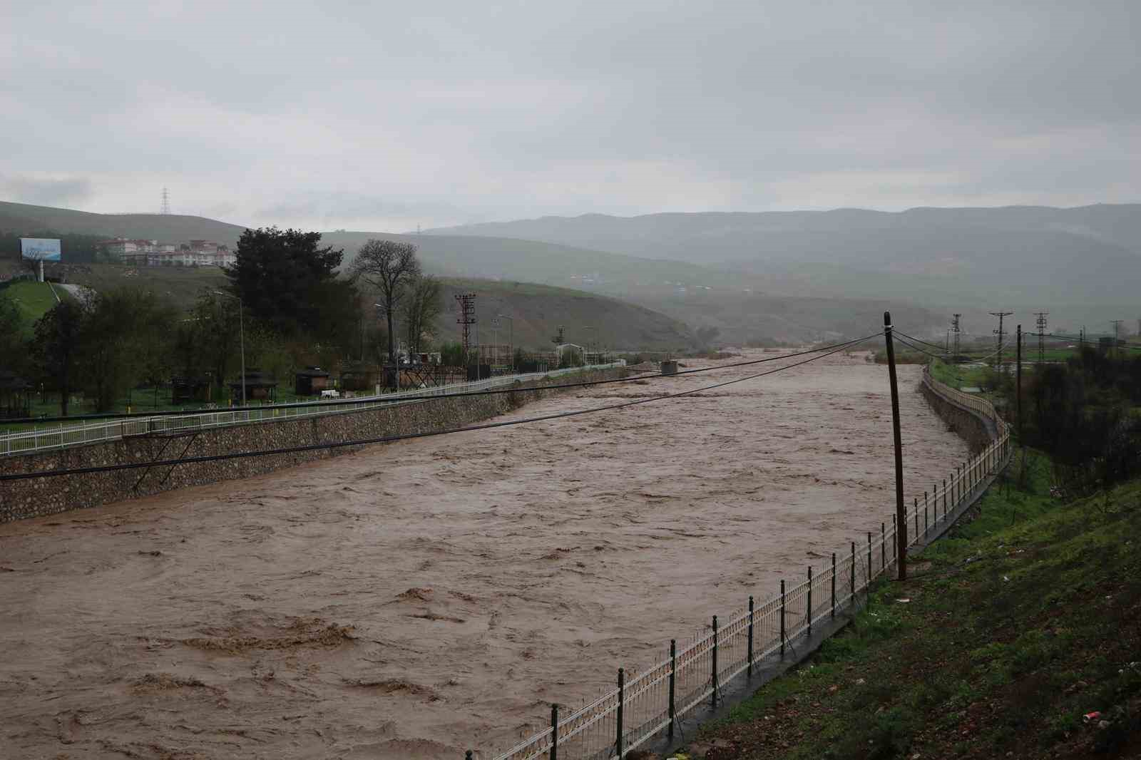 siirtte sel bilancosu 200 dekarlik alanda toprak kaymasi yasandi 400 e yakin hayvan telef P3ntqInX