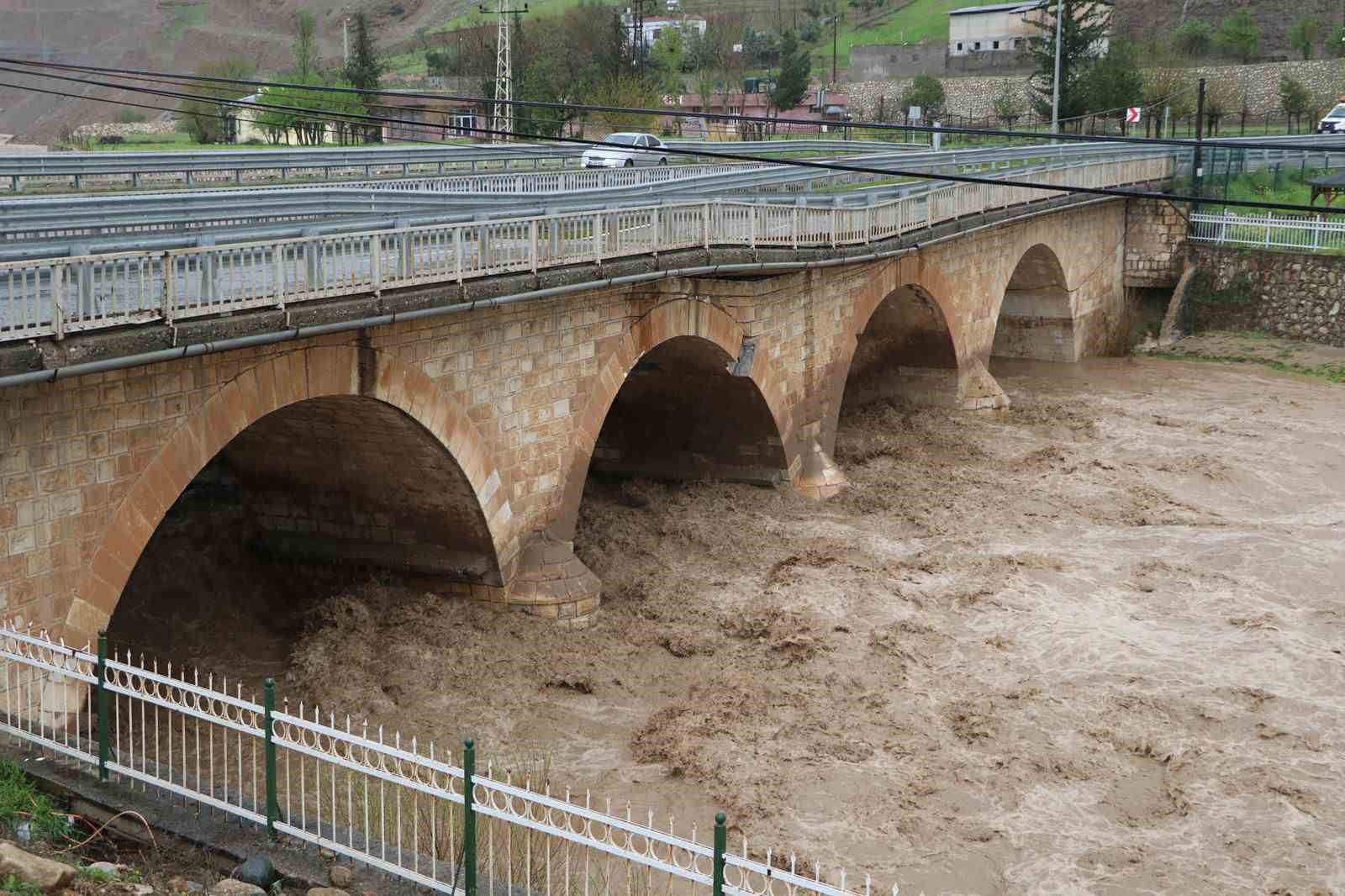 Siirt’te sel nedeni ile Kezer Köprüsü zarar gördü 9 siirtte sel nedeni ile kezer koprusu zarar gordu 5 y27OvbaZ