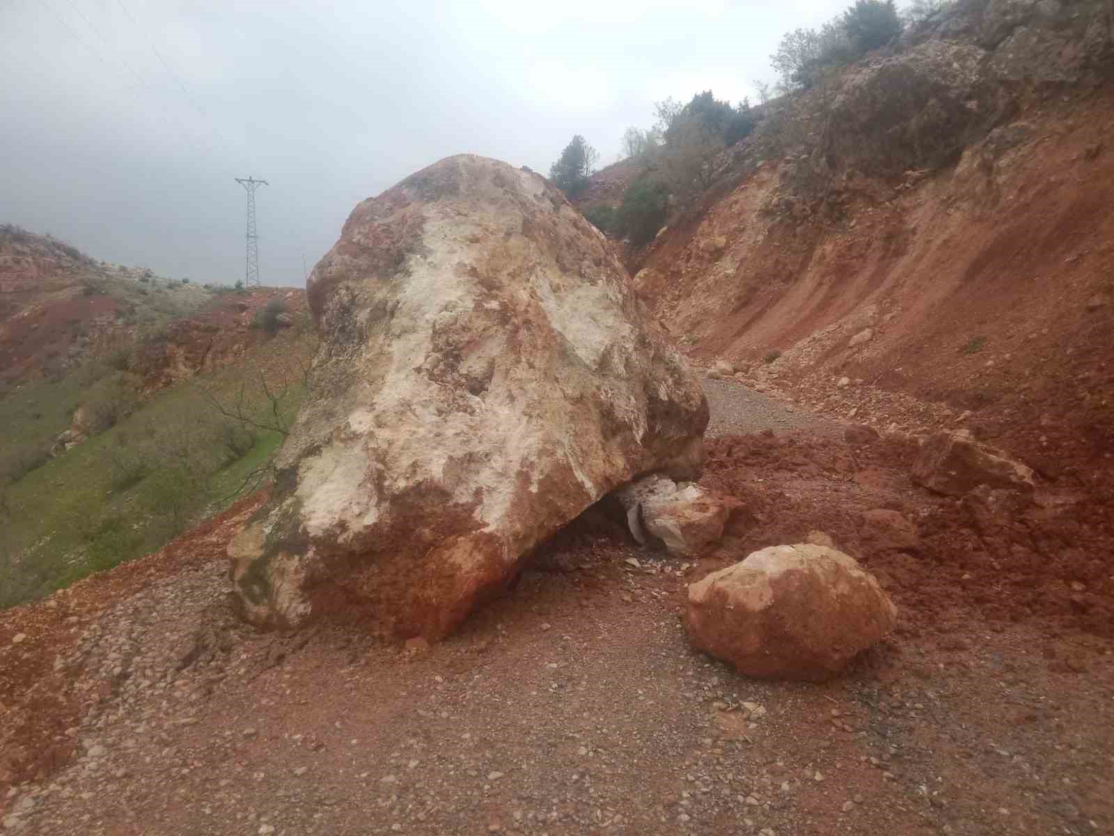 siirtte sel ve heyelanlar nedeniyle kapali olan 70 koy yolu ulasima acildi 0 kzch89lm