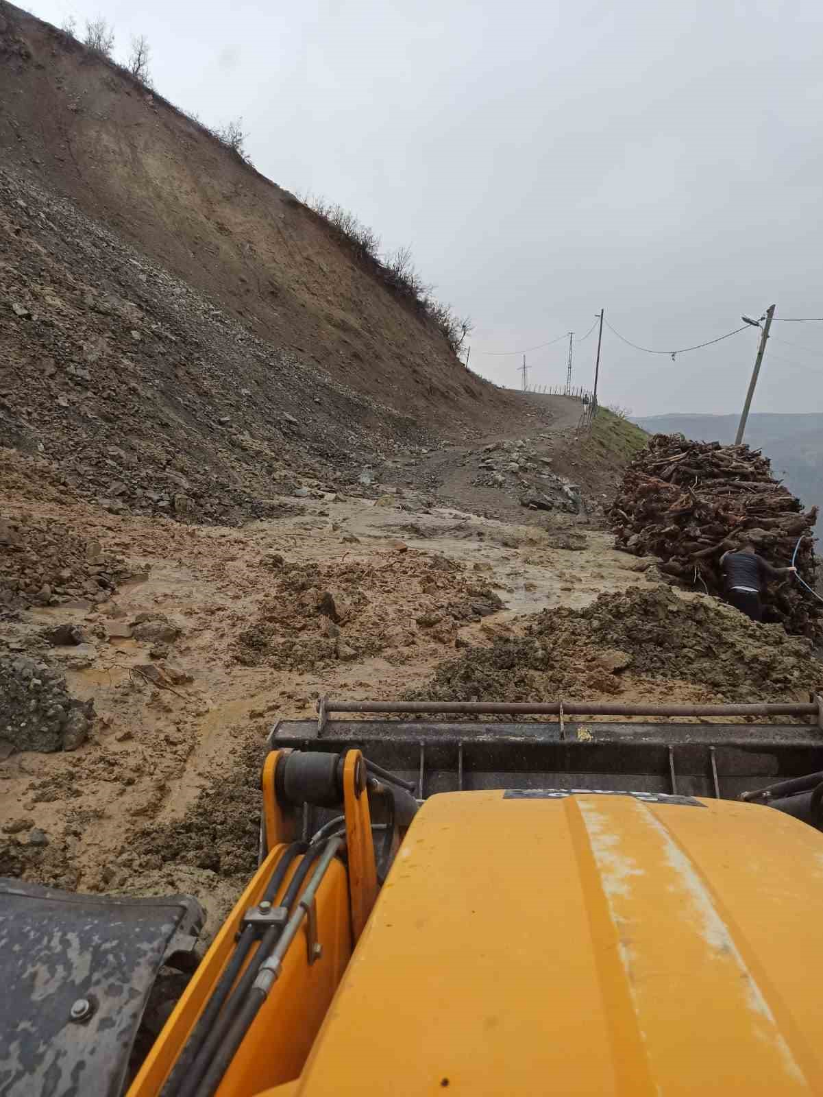 siirtte sel ve heyelanlar nedeniyle kapali olan 70 koy yolu ulasima acildi 1 Yu1hPA8B