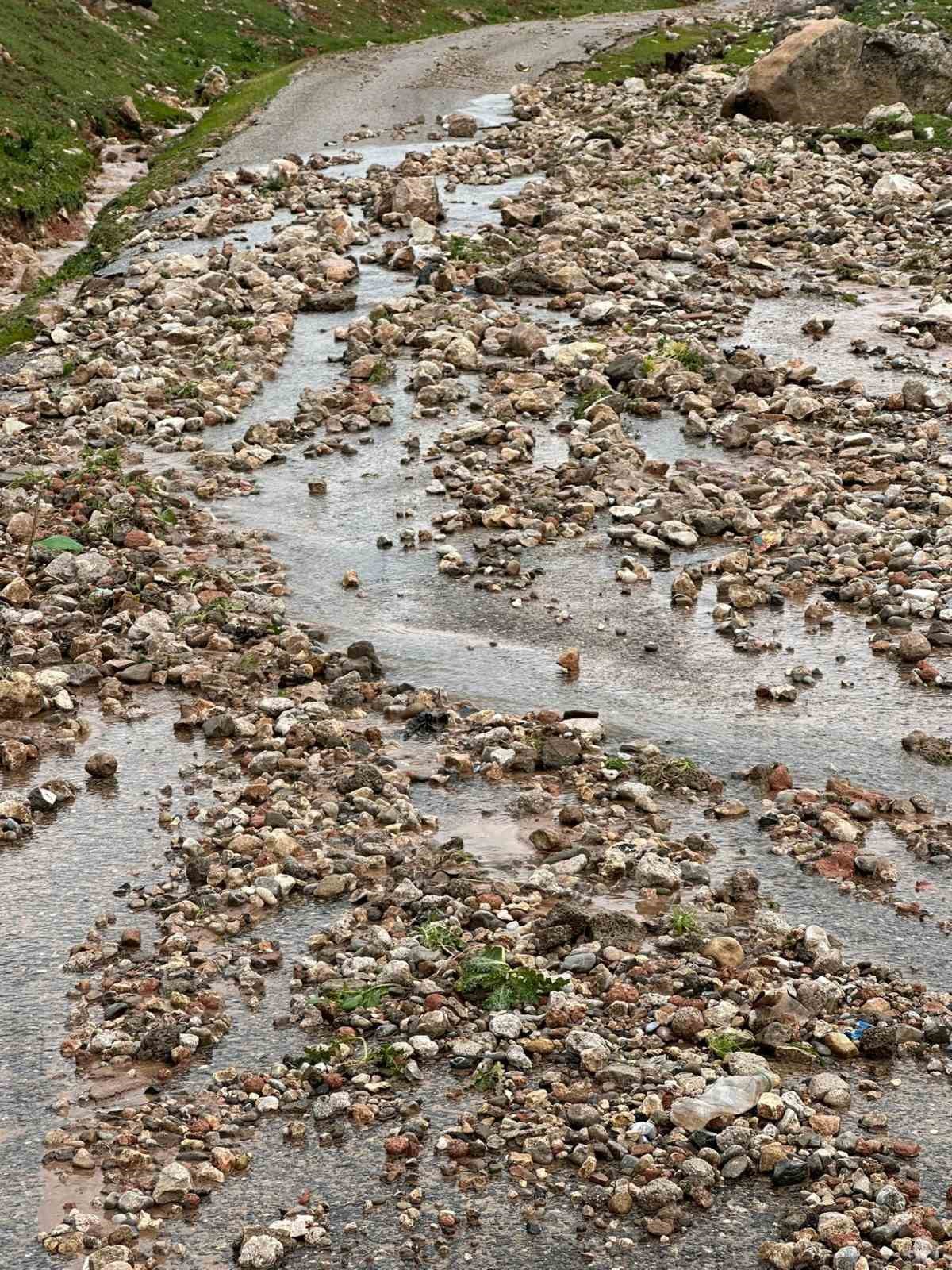 siirtte sel ve heyelanlar nedeniyle kapali olan 70 koy yolu ulasima acildi 2 6Opsqf32