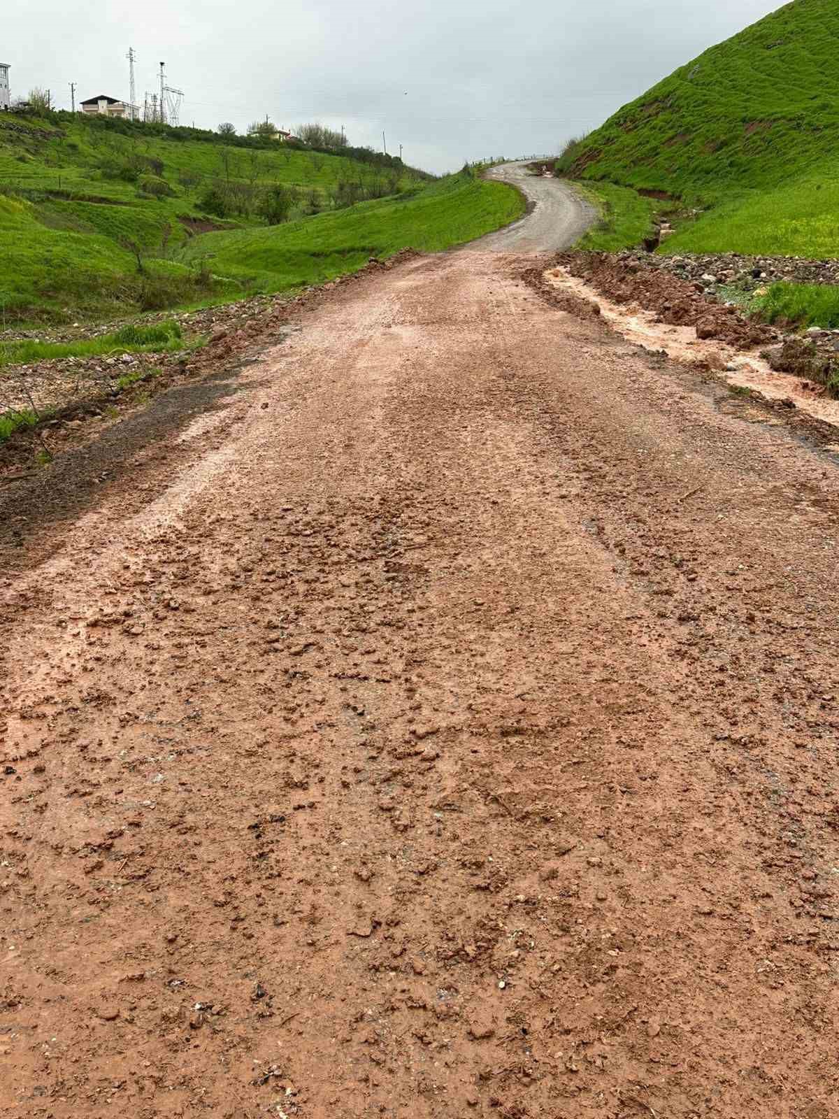 siirtte sel ve heyelanlar nedeniyle kapali olan 70 koy yolu ulasima acildi 3 nllSzs2l