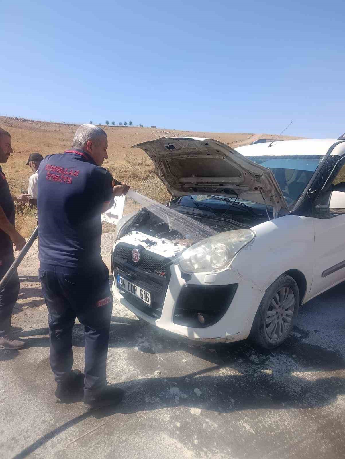 Siirt’te seyir halindeki araç alev topuna döndü 5 siirtte seyir halindeki arac alev topuna dondu 1 mwylkADr
