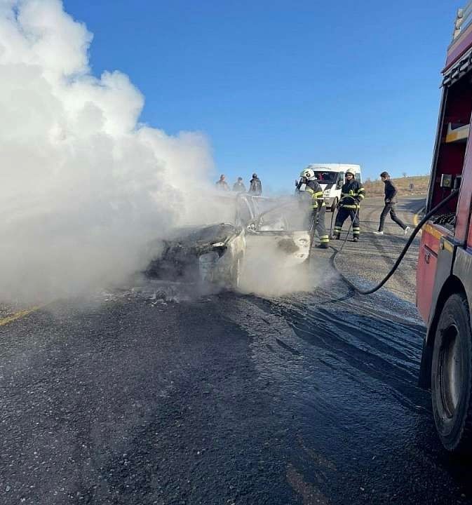 Siirt’te seyir halindeki otomobil alev topuna döndü 5 siirtte seyir halindeki otomobil alev topuna dondu 1 8RMUdR2p