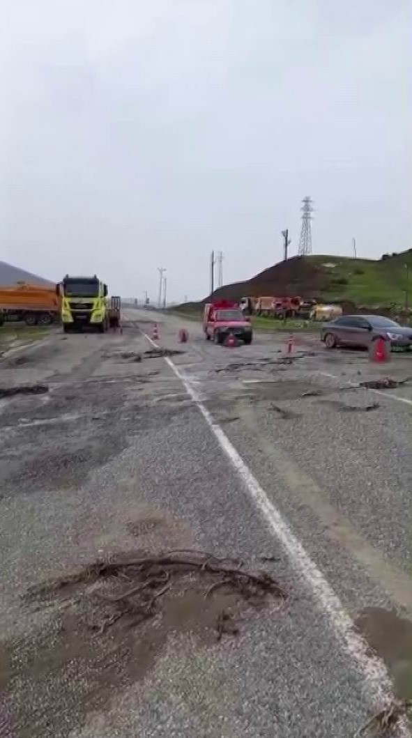 siirtte siddetli yagislarin ardindan yol coktu heyelan meydana geldi 2 bSgI8kJM