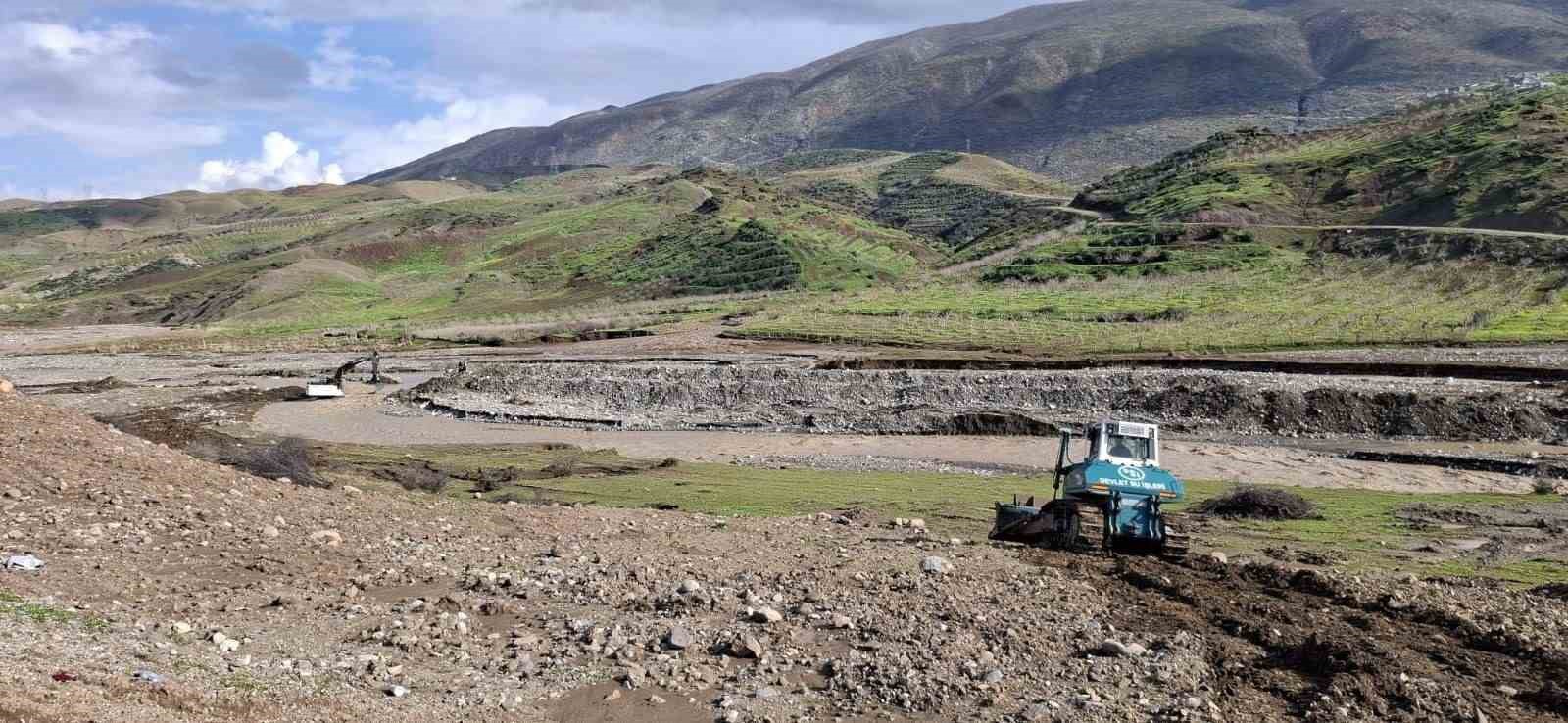 Siirt’te taşkın riskine karşı müdahale çalışmaları sürüyor 4 siirtte taskin riskine karsi mudahale calismalari suruyor 0 g1qKAsCI