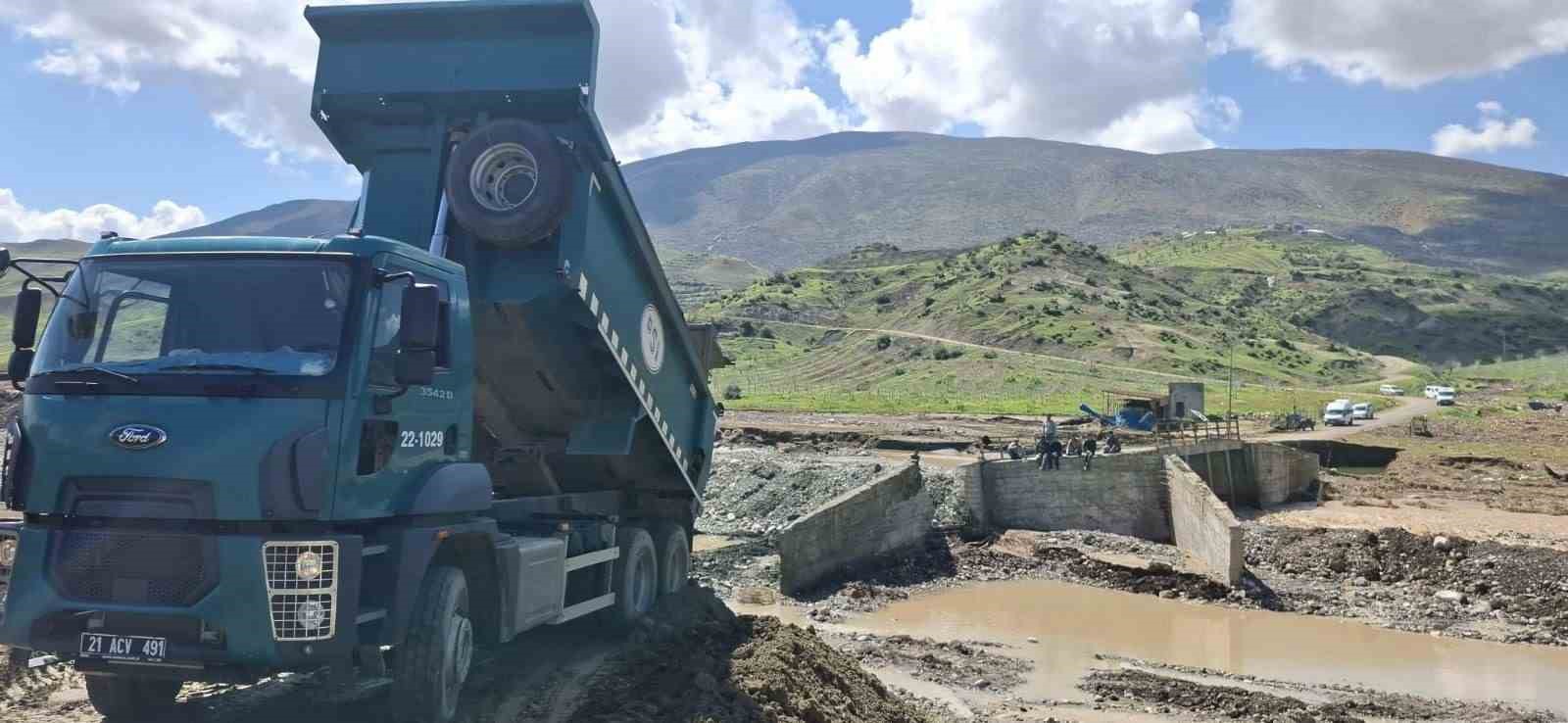 Siirt’te taşkın riskine karşı müdahale çalışmaları sürüyor 5 siirtte taskin riskine karsi mudahale calismalari suruyor 1 62RdE7Hl