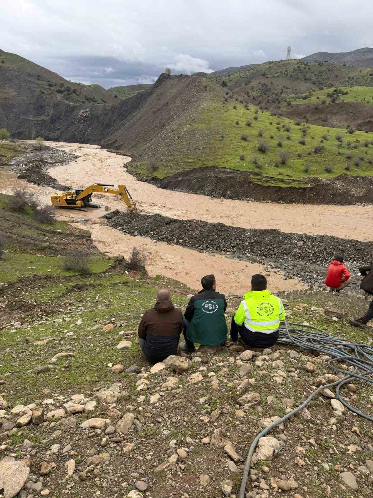 Siirt’te taşkın riskine karşı müdahale çalışmaları sürüyor 6 siirtte taskin riskine karsi mudahale calismalari suruyor 2 Em1PeQZU