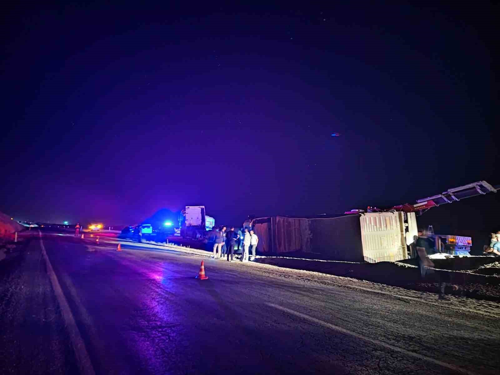 siirtte tir devrildi 3 yarali 0 MKOt11Cn