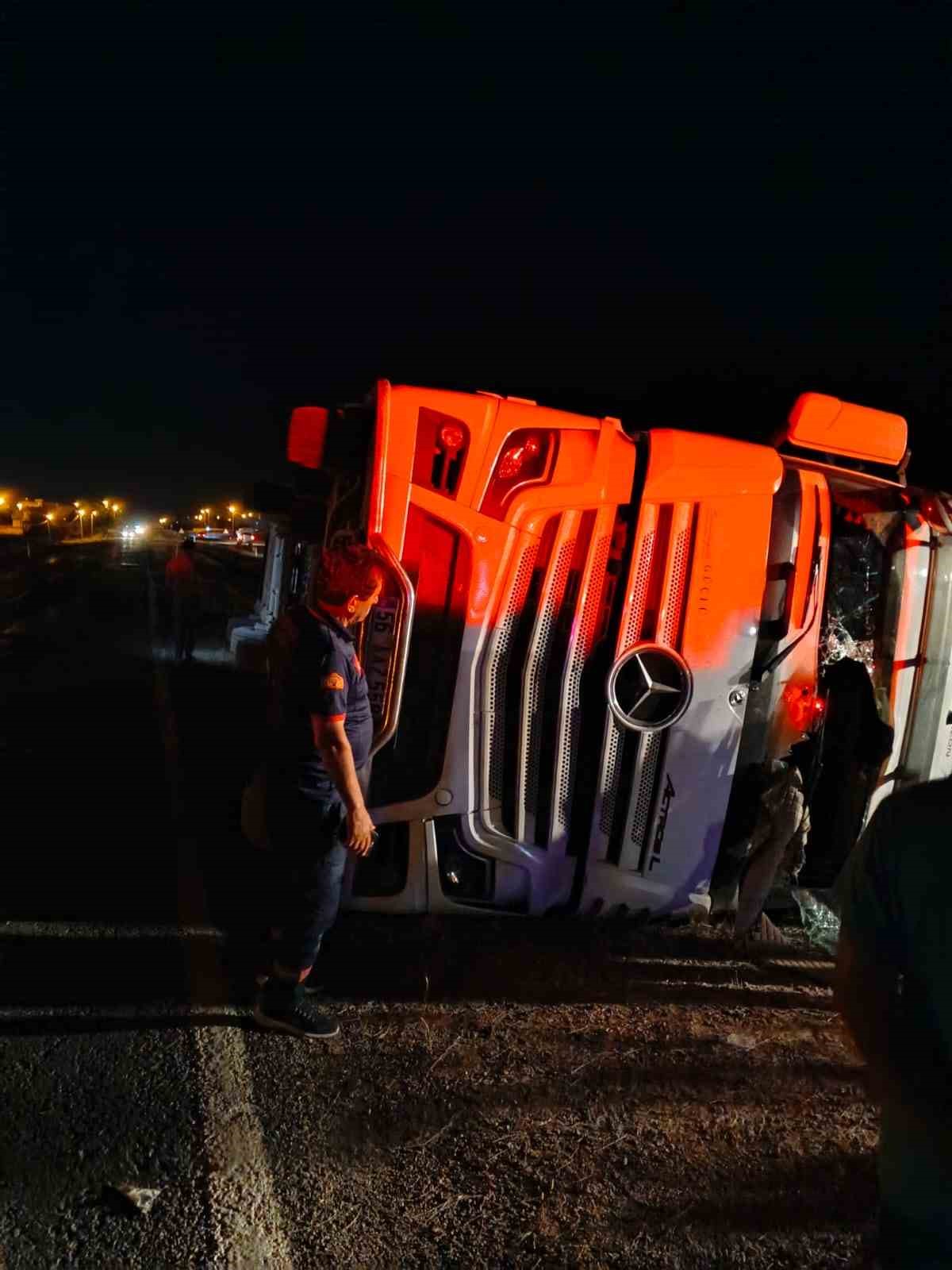siirtte tir devrildi 3 yarali 4 DXimmiqK