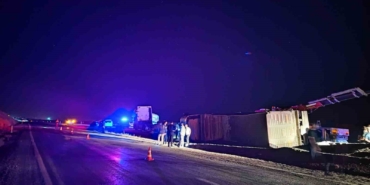 siirtte-tir-devrildi-3-yarali-LpwAqr9W.jpg