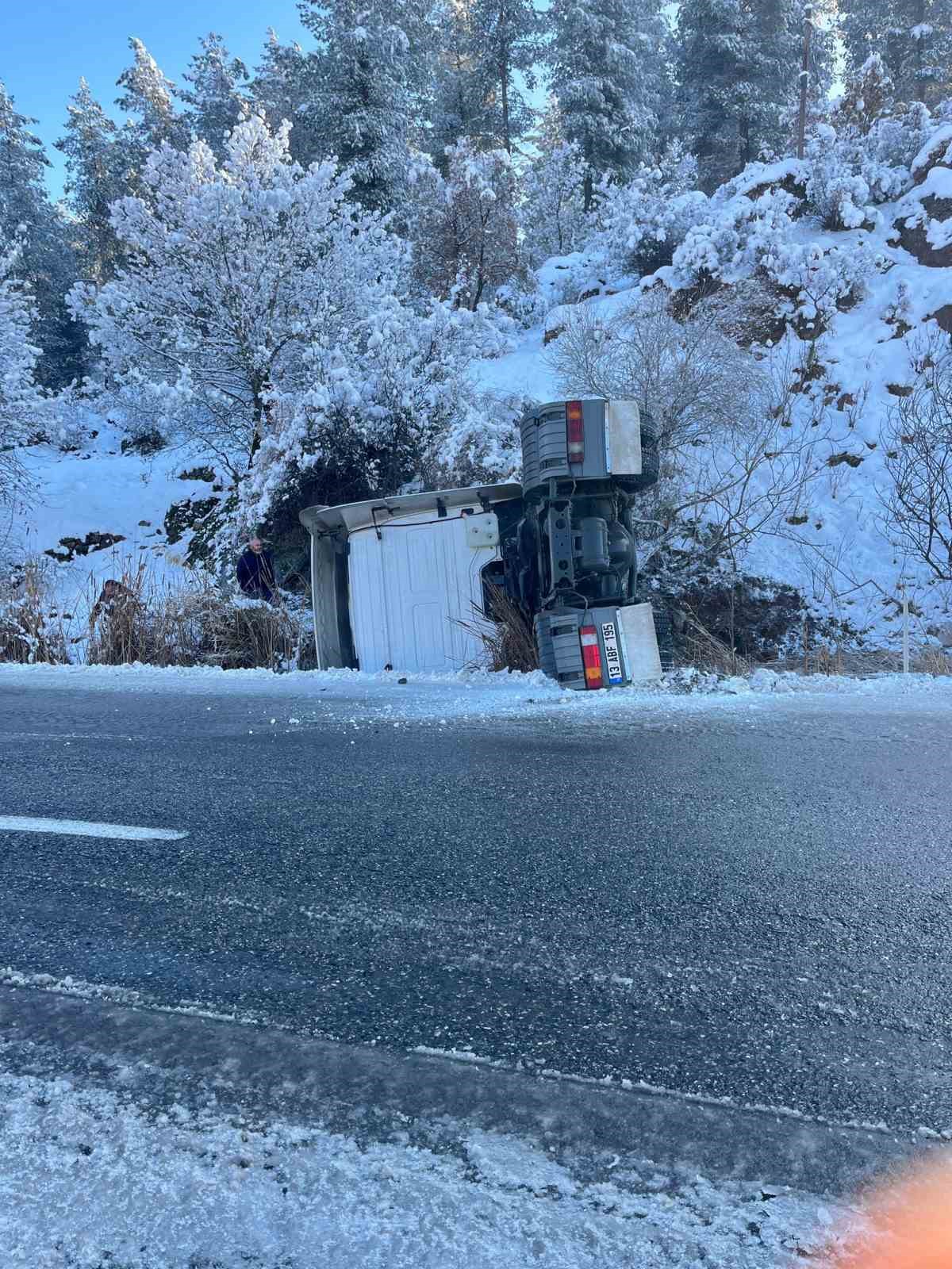 siirtte tir ve minibus devrildi 4 yarali 1 f2wDU4Kv