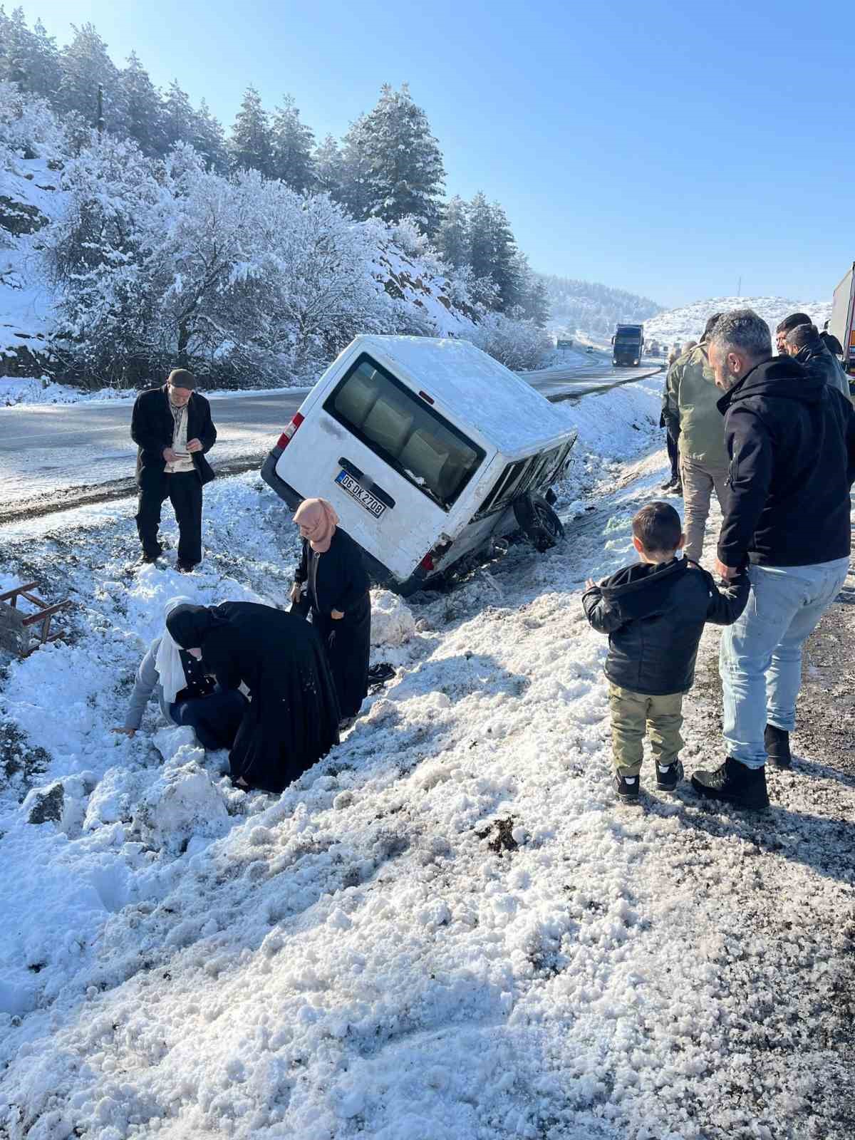 siirtte tir ve minibus devrildi 4 yarali 2 9Y7wPTMY