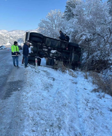 siirtte-tir-ve-minibus-devrildi-4-yarali-IaUS2gdA.jpg