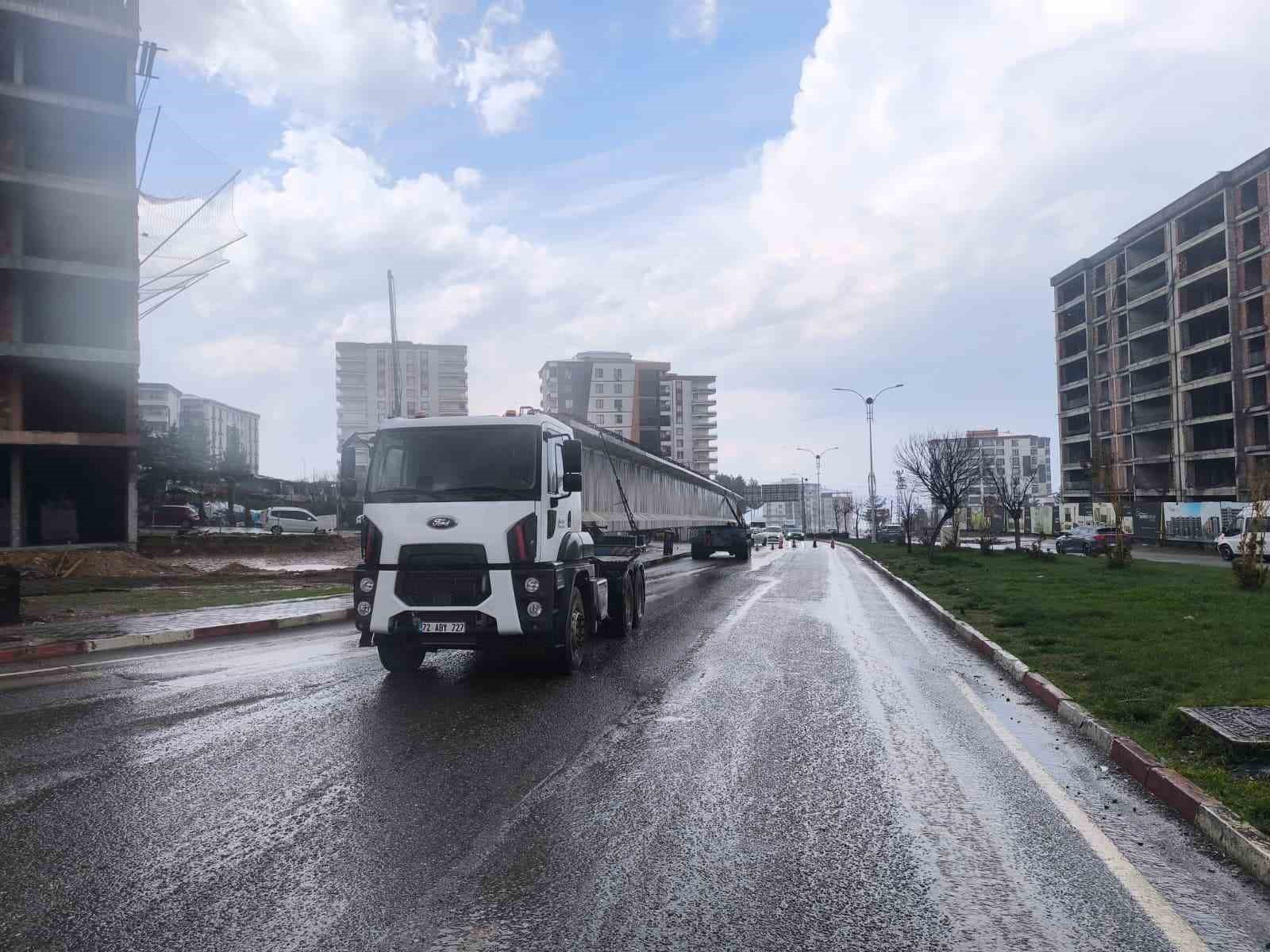 siirtte tira yuklu 50 metrelik kopru kirisi kavsakta takili kaldi yol saatlerdir ulasima kapali 8m3b8cqz