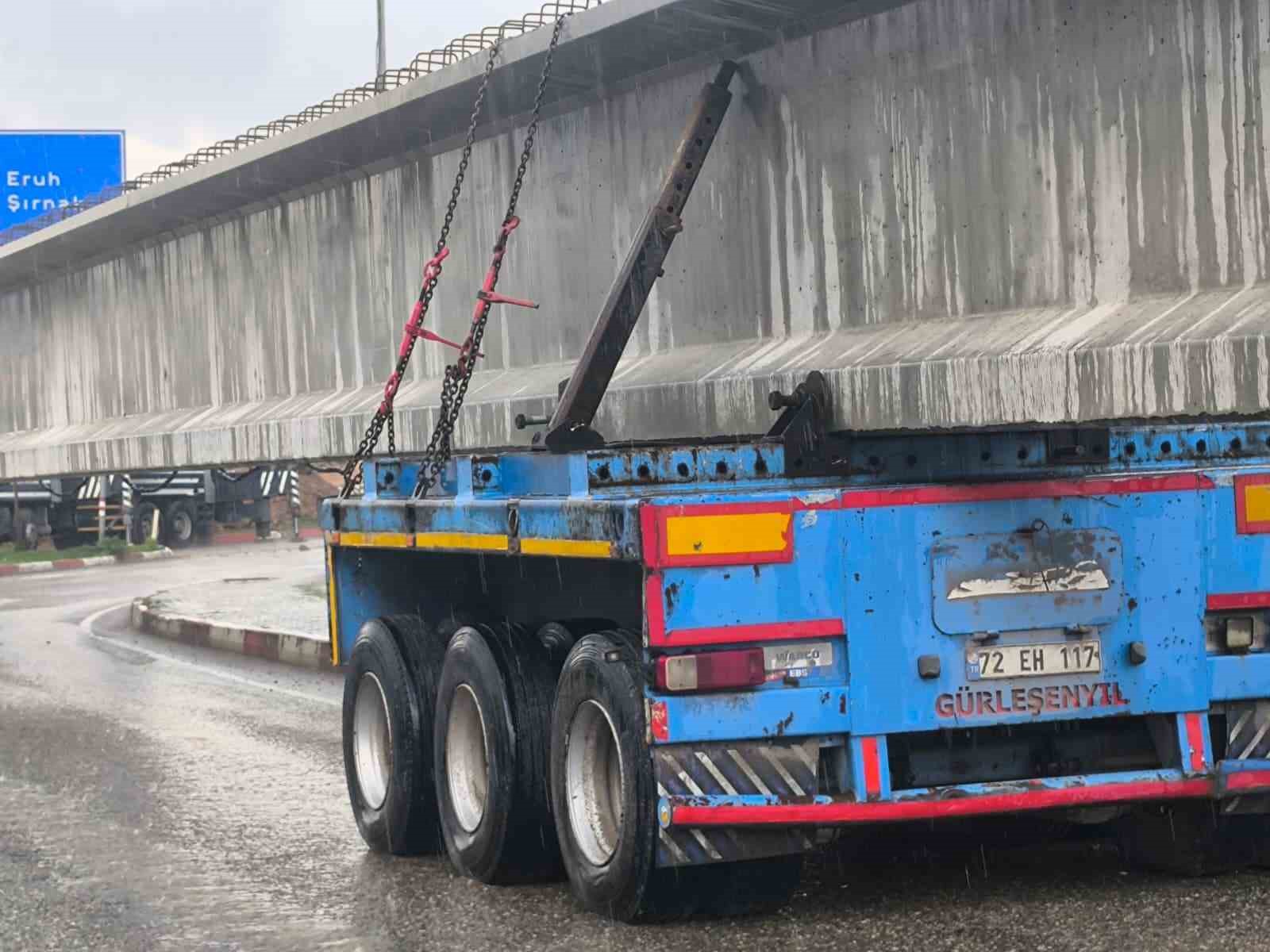 siirtte tira yuklu 50 metrelik kopru kirisi kavsakta takili kaldi yol saatlerdir ulasima kapali As7KM9nK