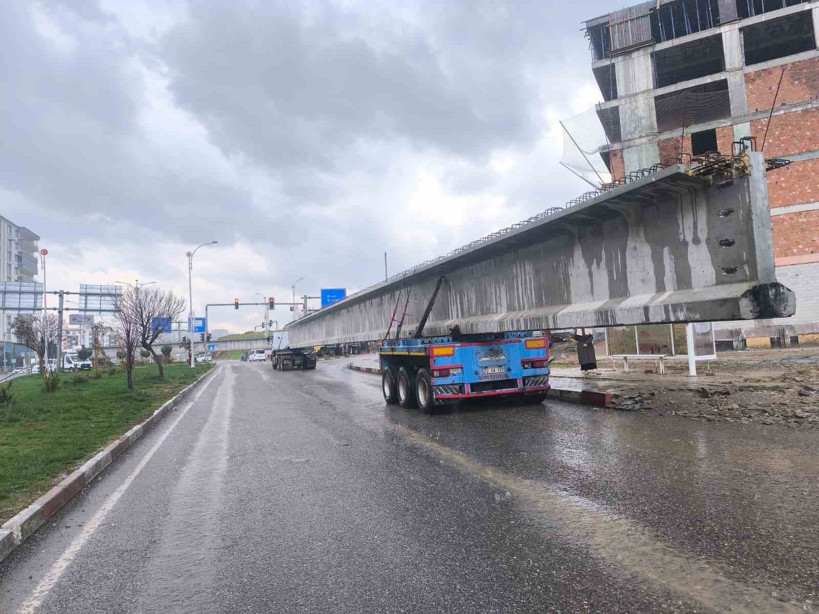 siirtte tira yuklu 50 metrelik kopru kirisi kavsakta takili kaldi yol saatlerdir ulasima kapali Dbaep935