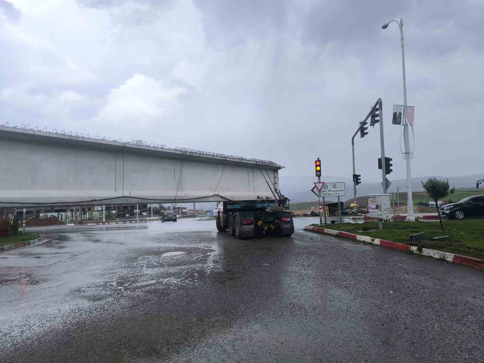 siirtte tira yuklu 50 metrelik kopru kirisi kavsakta takili kaldi yol saatlerdir ulasima kapali TNMJhiRz