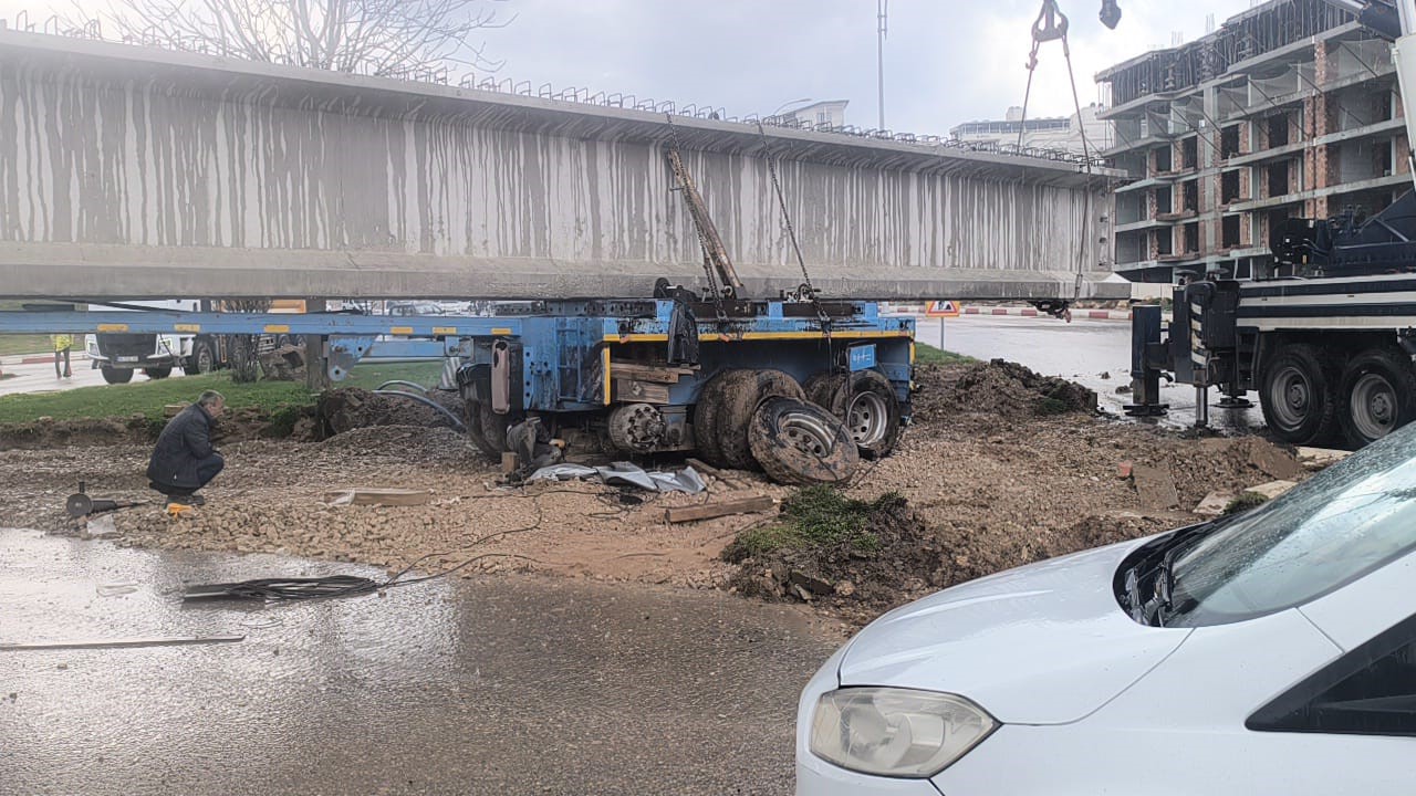 siirtte tira yuklu 50 metrelik kopru kirisi kavsakta takili kaldi yol saatlerdir ulasima kapali Tmv1cnmK
