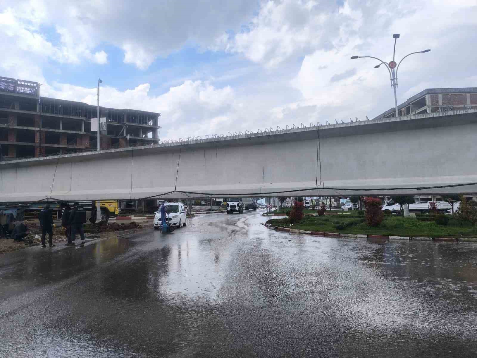 siirtte tira yuklu 50 metrelik kopru kirisi kavsakta takili kaldi yol saatlerdir ulasima kapali YjQHmtin