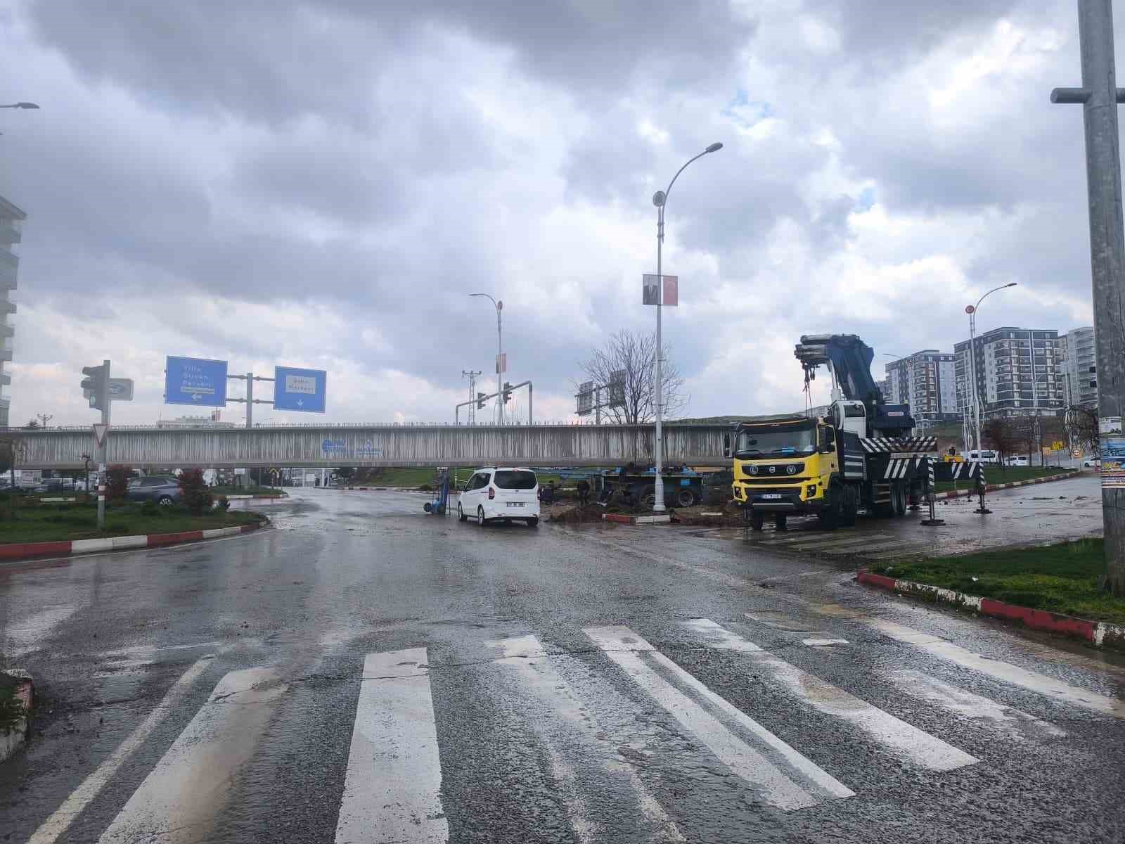 siirtte tira yuklu 50 metrelik kopru kirisi kavsakta takili kaldi yol saatlerdir ulasima kapali k6sCCHhY