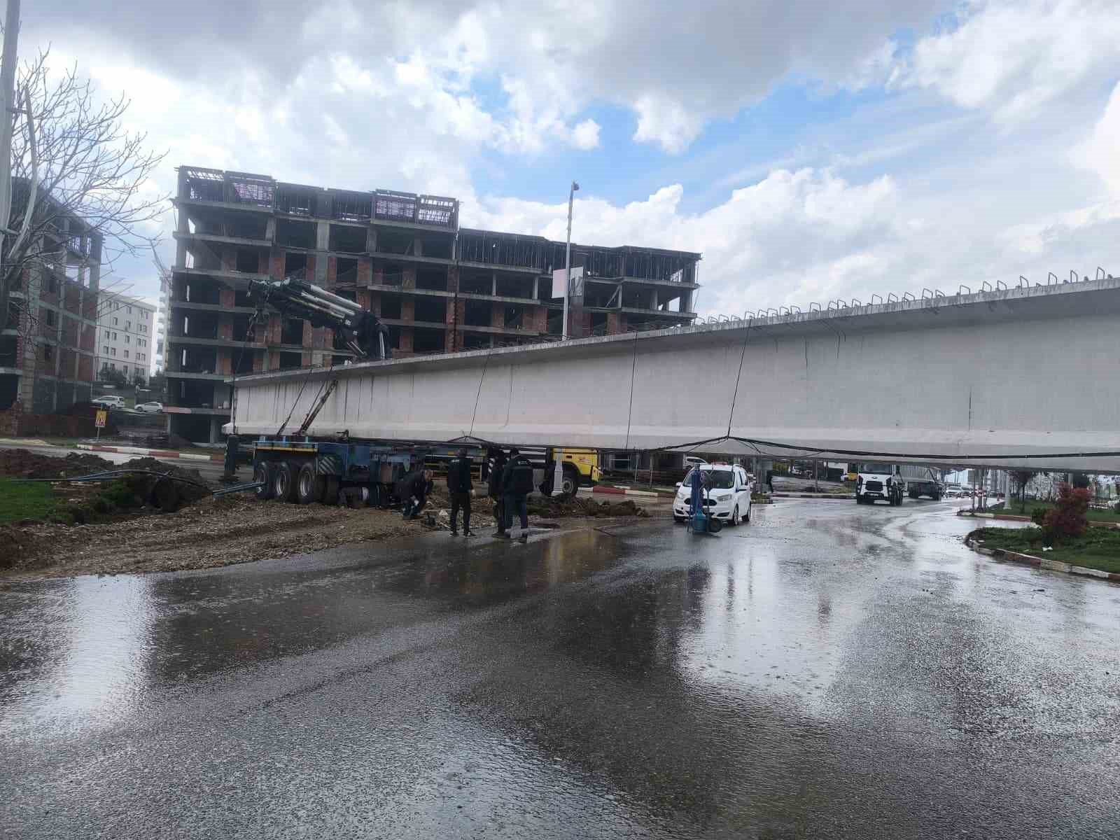 siirtte tira yuklu 50 metrelik kopru kirisi kavsakta takili kaldi yol saatlerdir ulasima kapali zj1sDn41