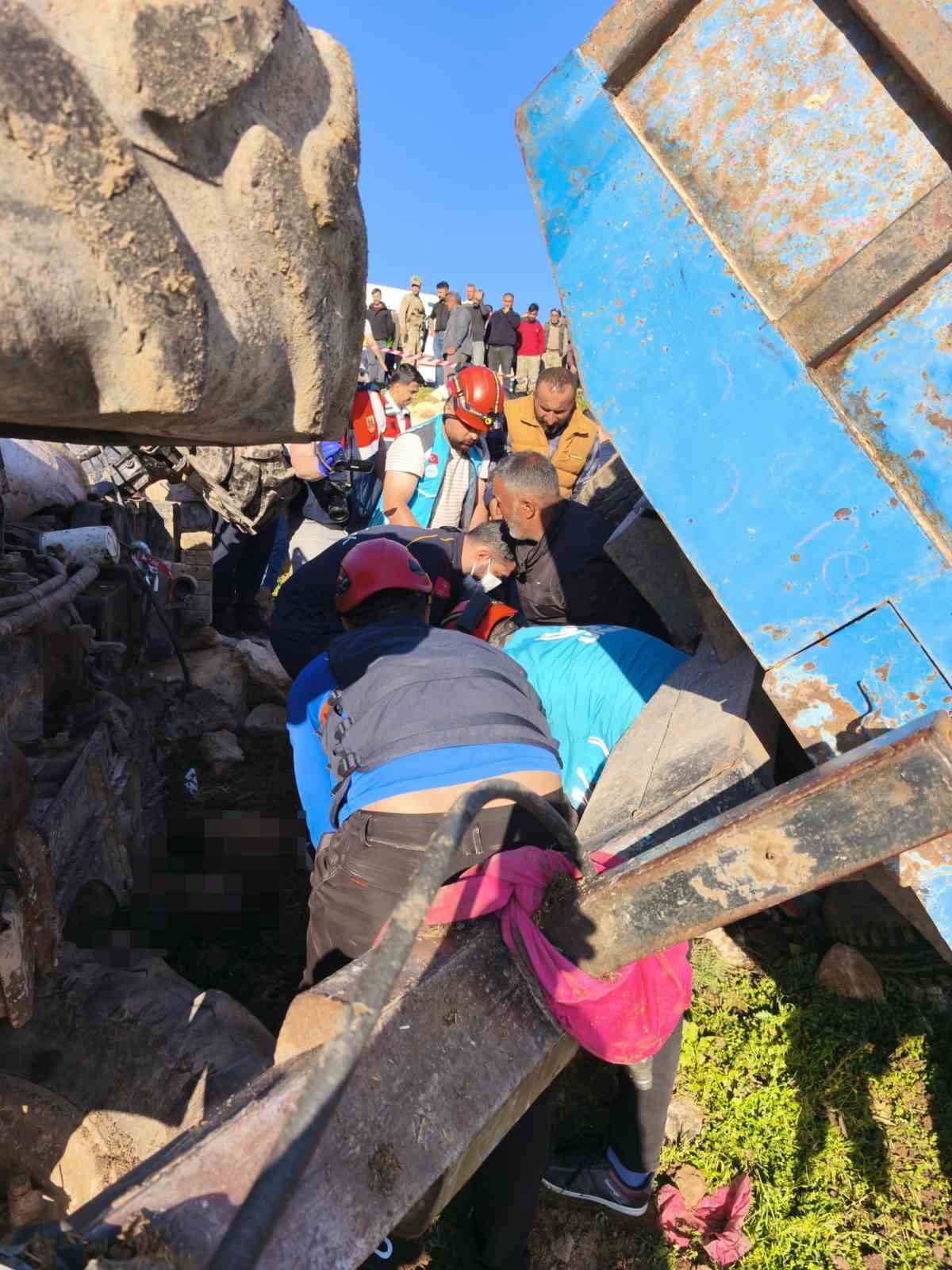siirtte traktor devrildi 2 olu 1 yarali 0 2WruUFBW