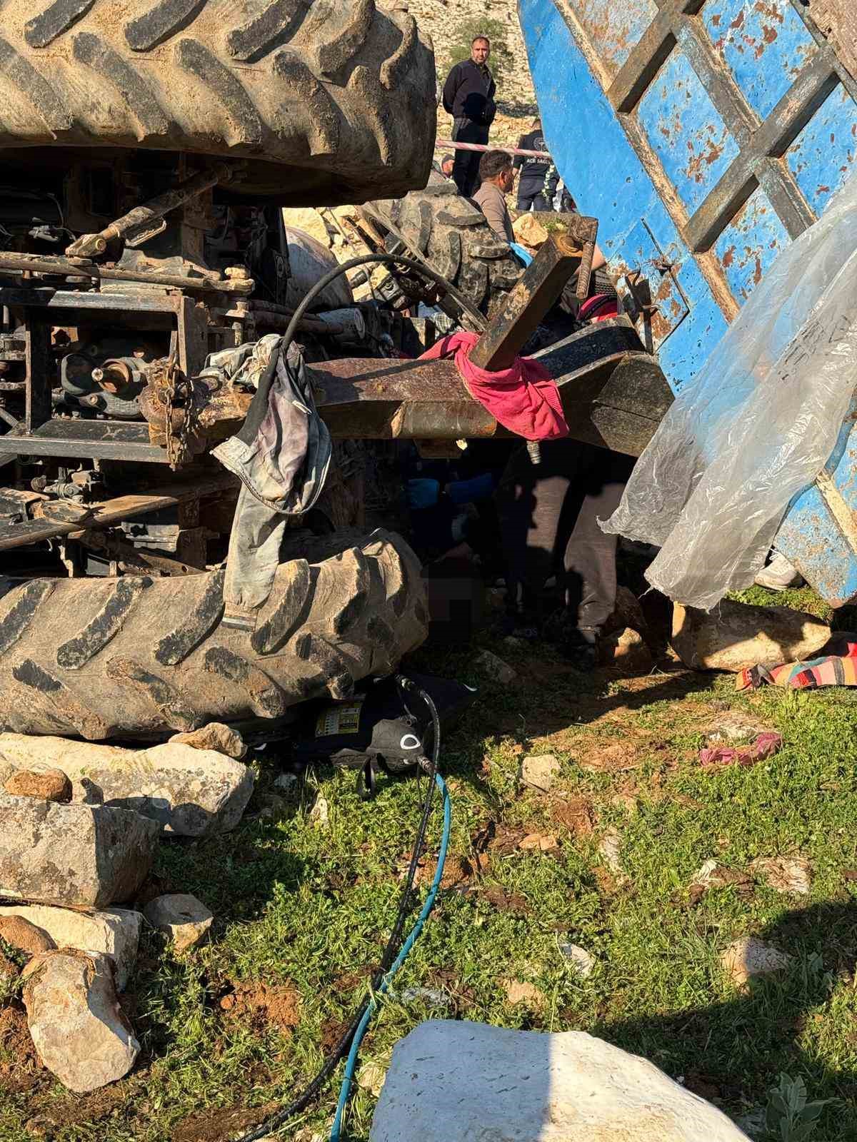 siirtte traktor devrildi 2 olu 1 yarali 2 fg4MCEmL