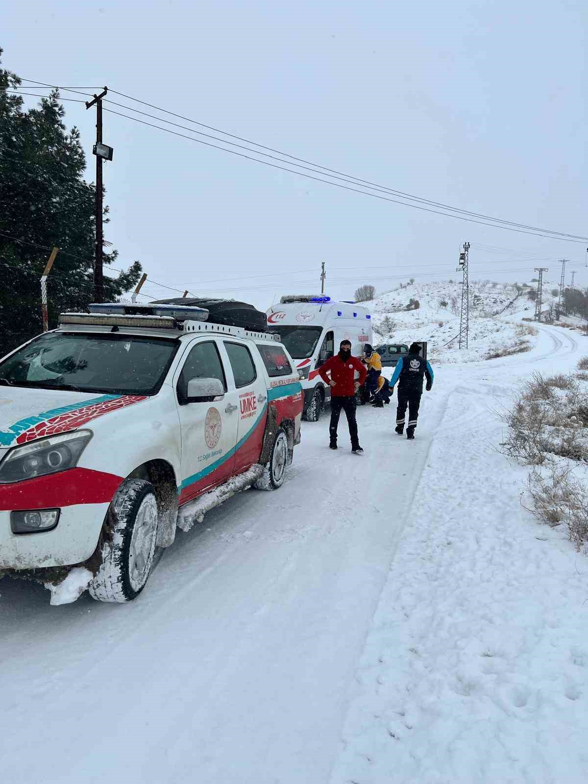 siirtte umke ekipleri kar ve tipiye ragmen hastalara yetismeye calisiyor 1 Q7mZXL12