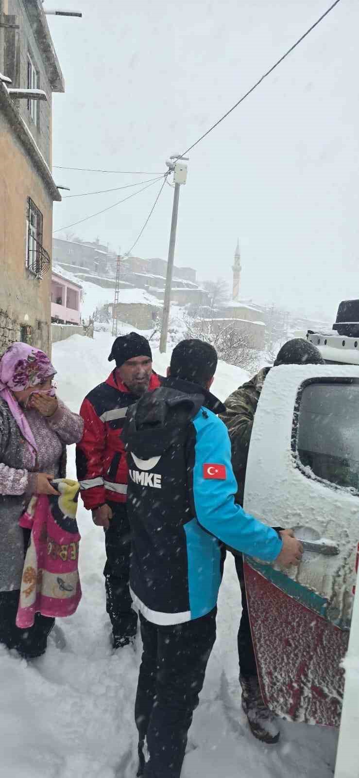siirtte umke ekipleri kar ve tipiye ragmen hastalara yetismeye calisiyor 2