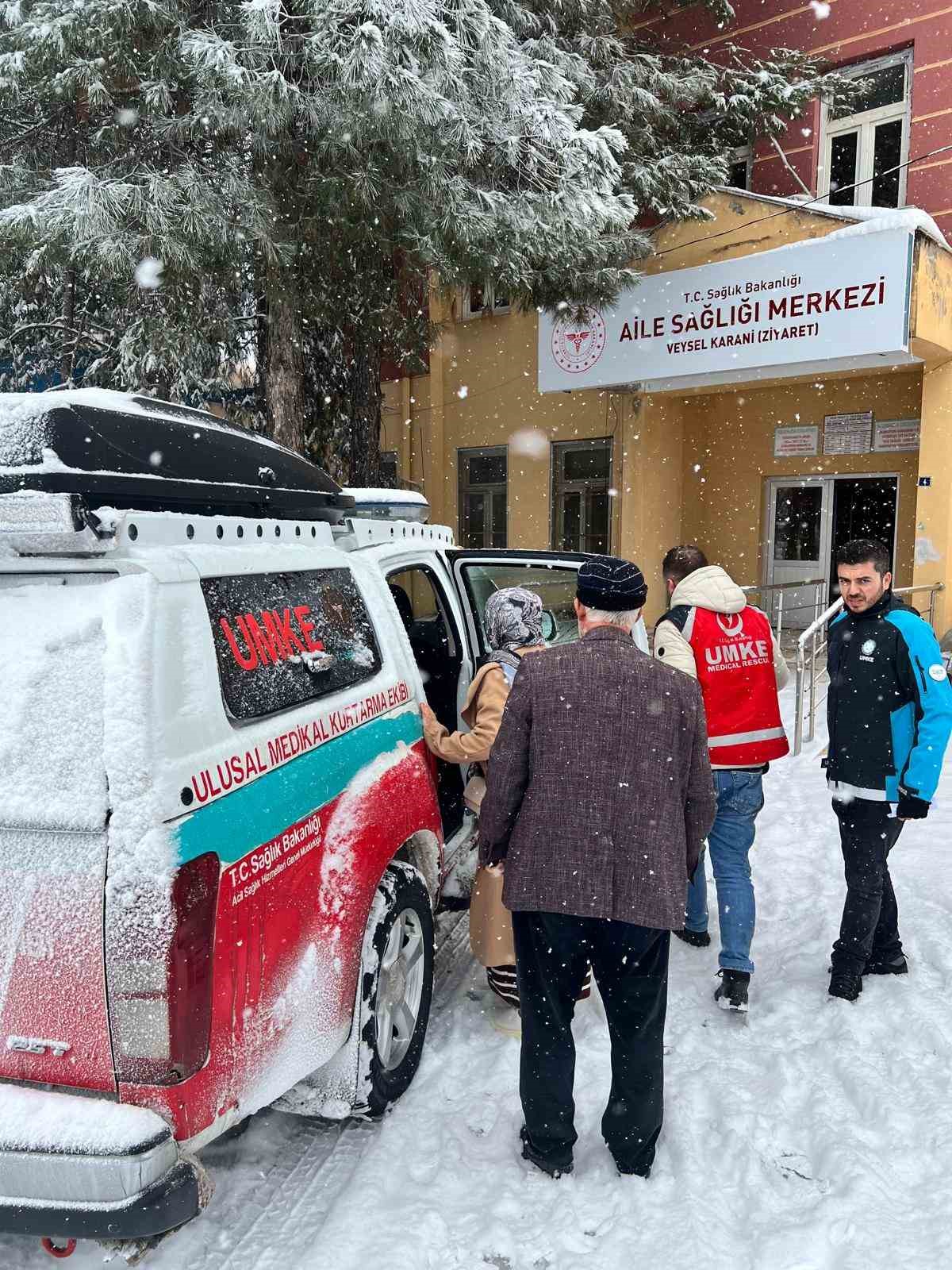siirtte umke ekipleri kar ve tipiye ragmen hastalara yetismeye calisiyor 3 wN52dmzc