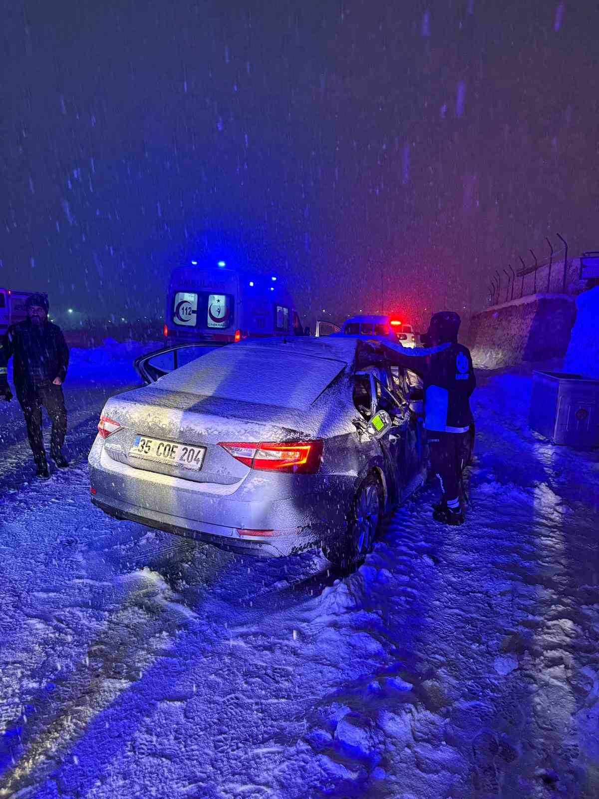 siirtte yol calismasi yapan arac ile otomobil carpisti 1 olu 4 yarali 1 YwrUkzXA