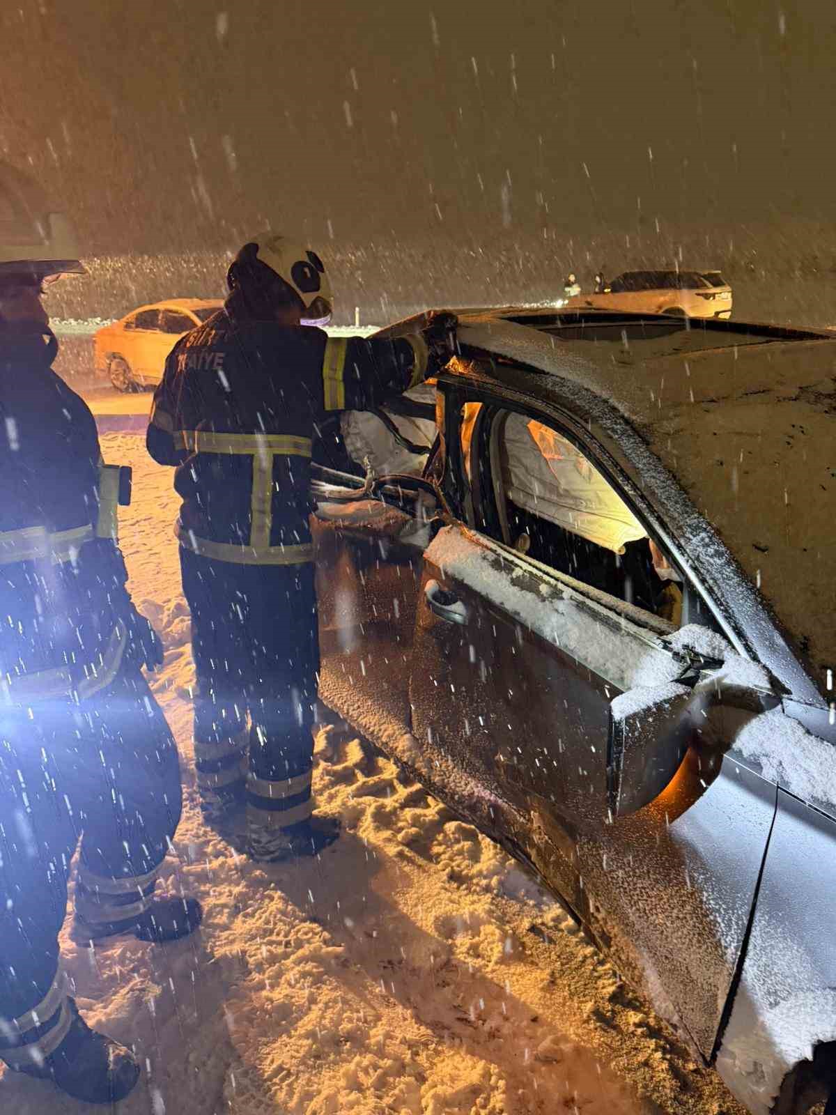 siirtte yol calismasi yapan arac ile otomobil carpisti 1 olu 4 yarali 2 jDKeVDmr