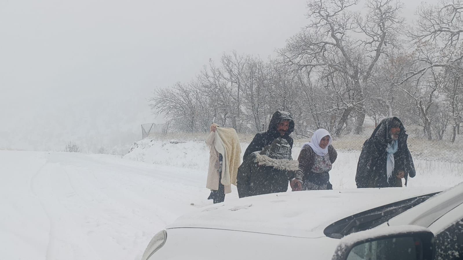 siirtte yolda kalan arac ve ambulans kurtarildi 1 rQkOlZrE