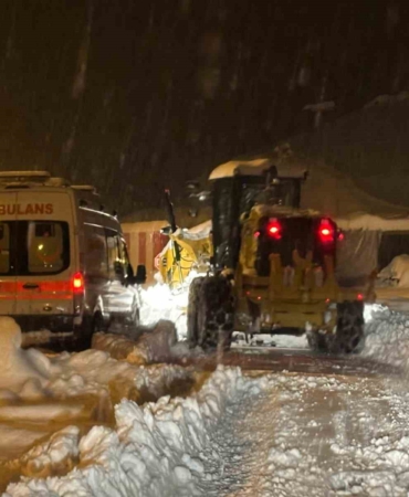 siirtte-yolda-mahsur-kalan-ambulans-3-saat-sonra-kurtarildi-kqLQlqgU.jpg