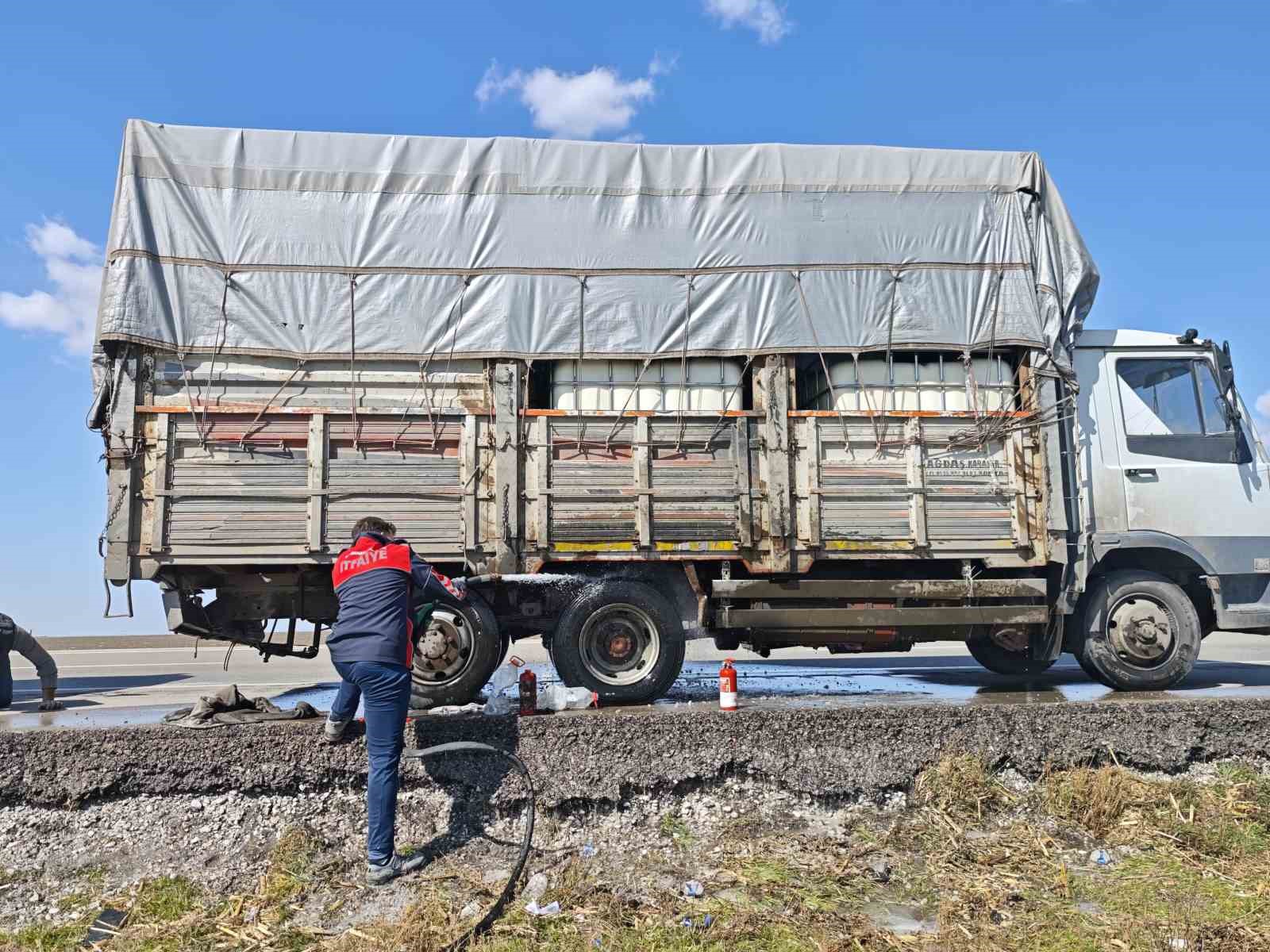 sikisan balata kamyonun lastigini yakti 0 I9nzBesX