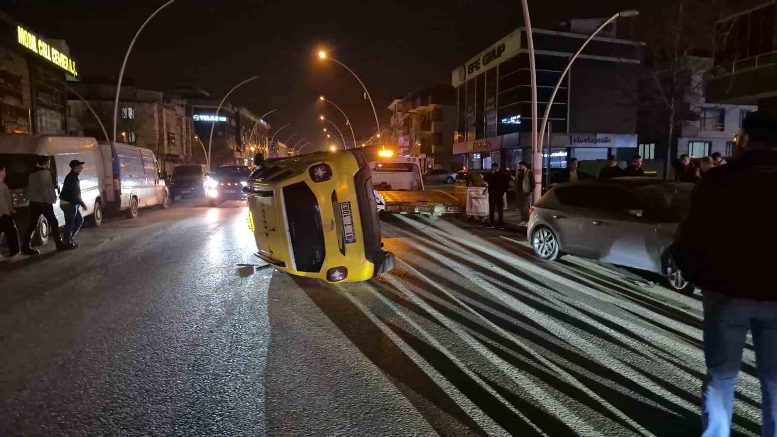 sikisan trafikte kontrolden cikan taksi yan yatti 0 NhYnHMHf