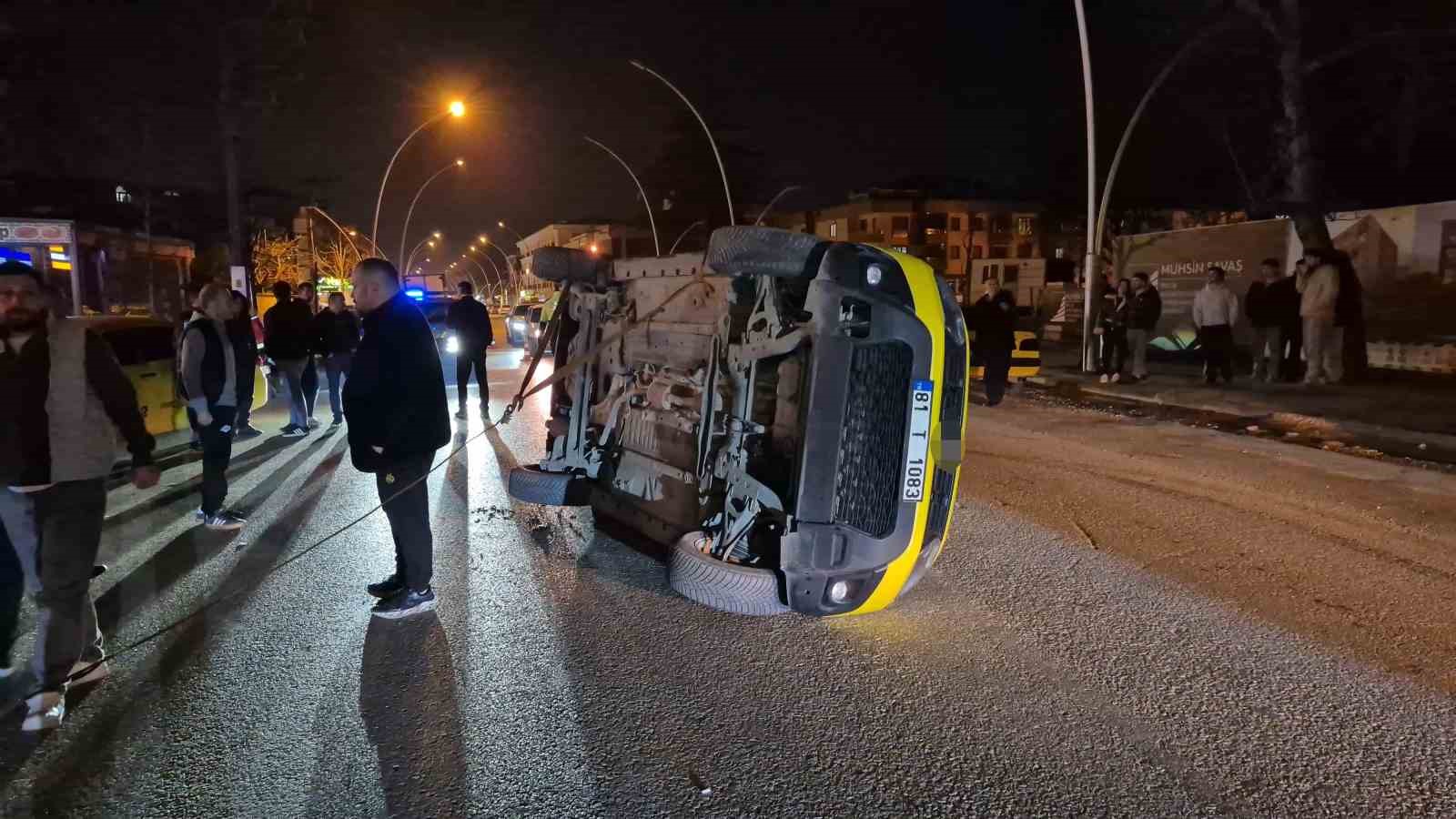 sikisan trafikte kontrolden cikan taksi yan yatti 4 NP5gQfH6