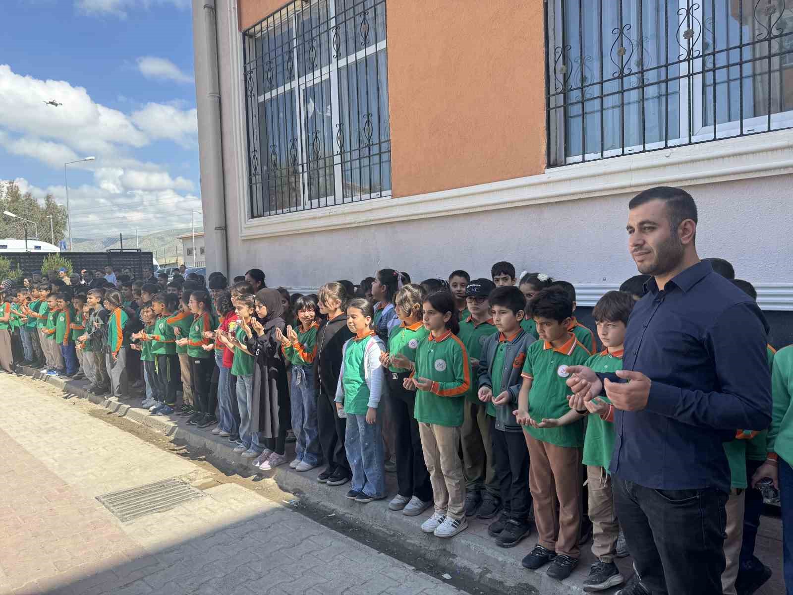 silah arkadaslari sehit astsubay mehmet gunduzun adini kutuphanede yasatiyor 2 2meVWORu