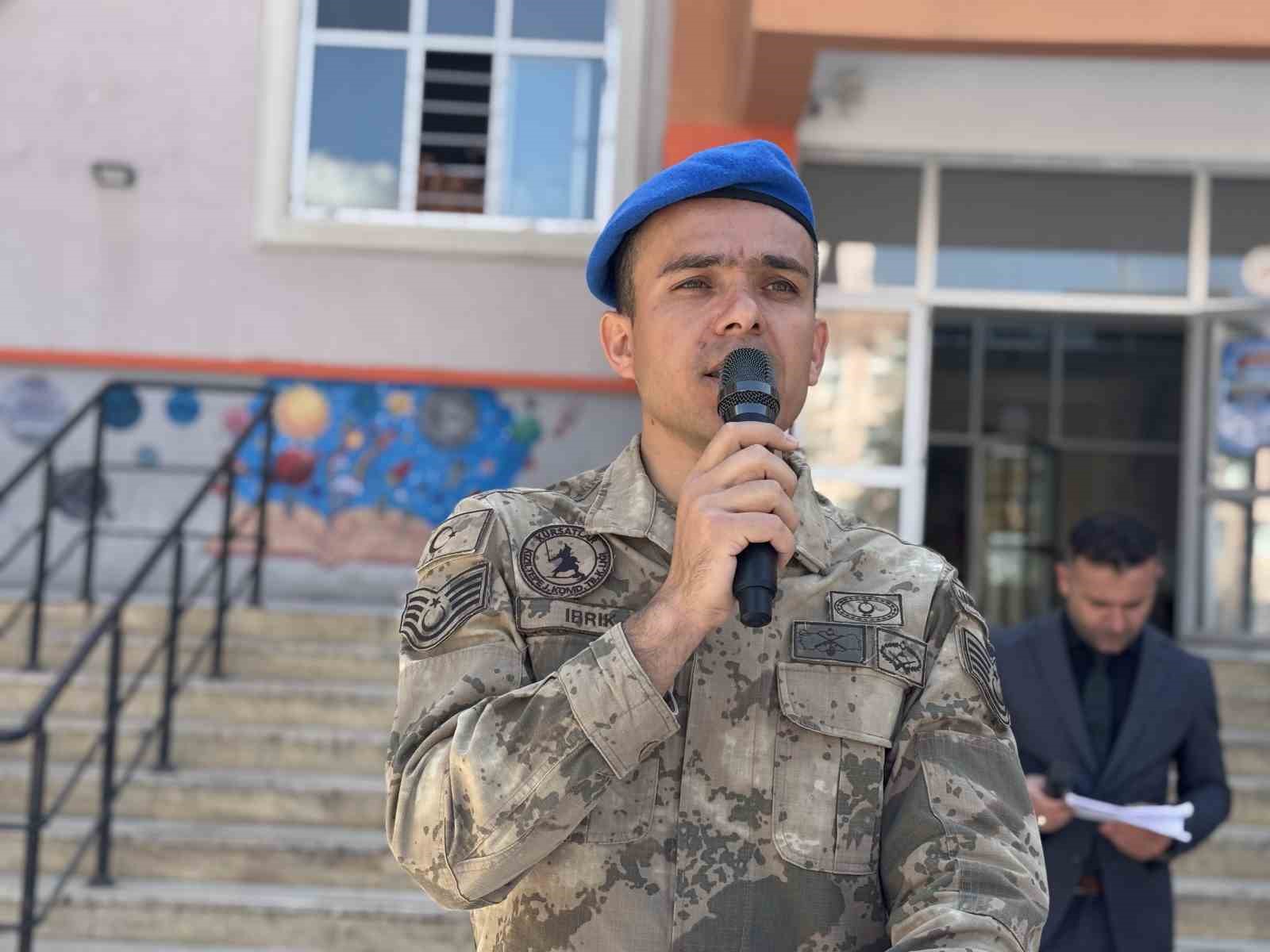 silah arkadaslari sehit astsubay mehmet gunduzun adini kutuphanede yasatiyor 3 epFp28Cd